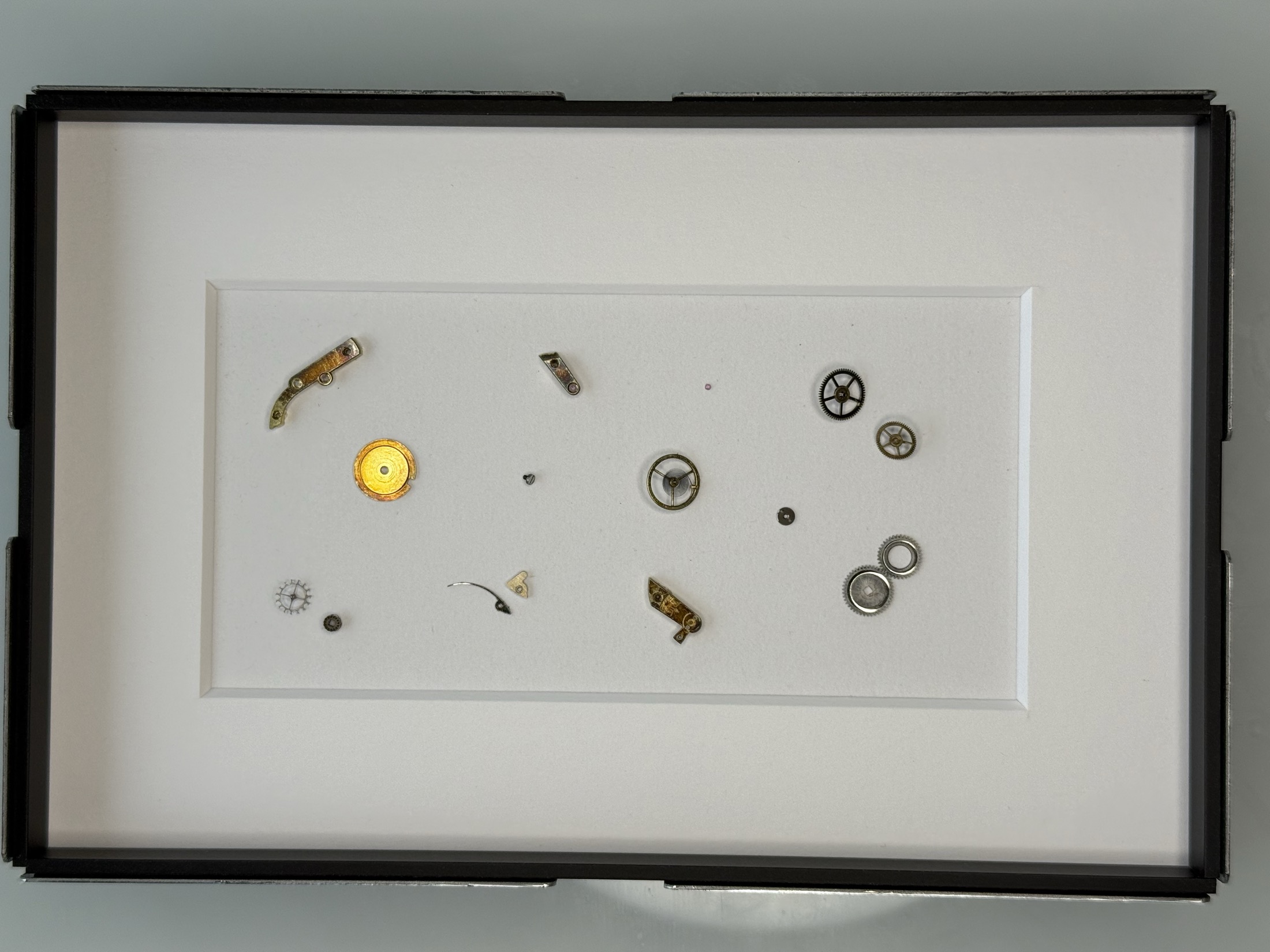 Installation mit fein arrangierten Uhrwerk-Elementen